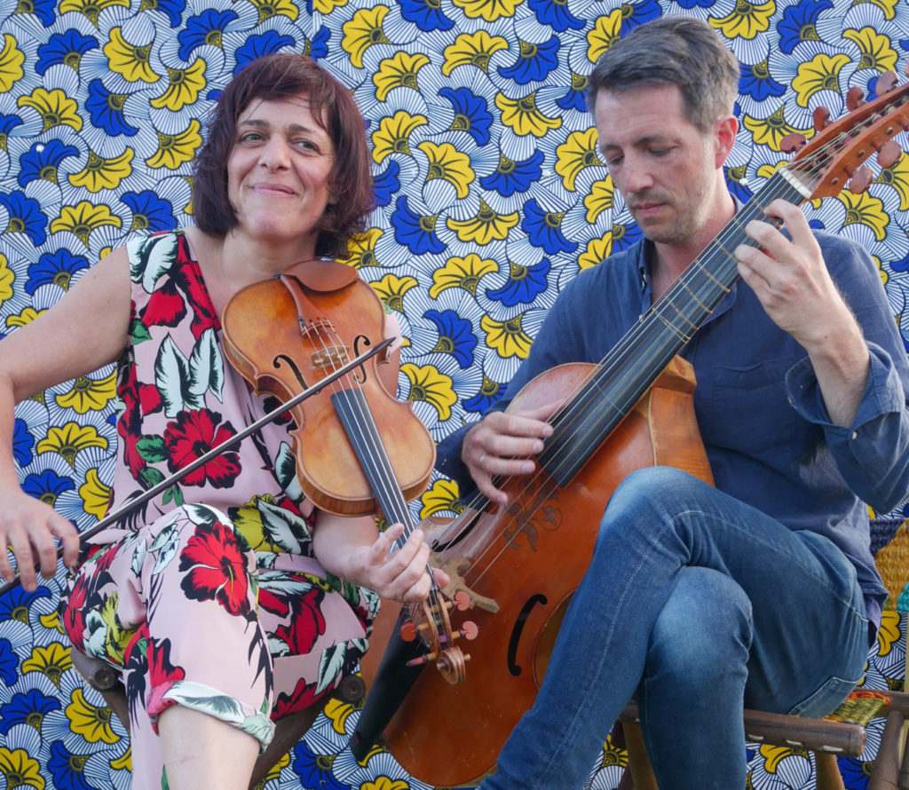Julia Campens – violon Stanley Smith – basse de viole Raphaël Mas – chant & percussions